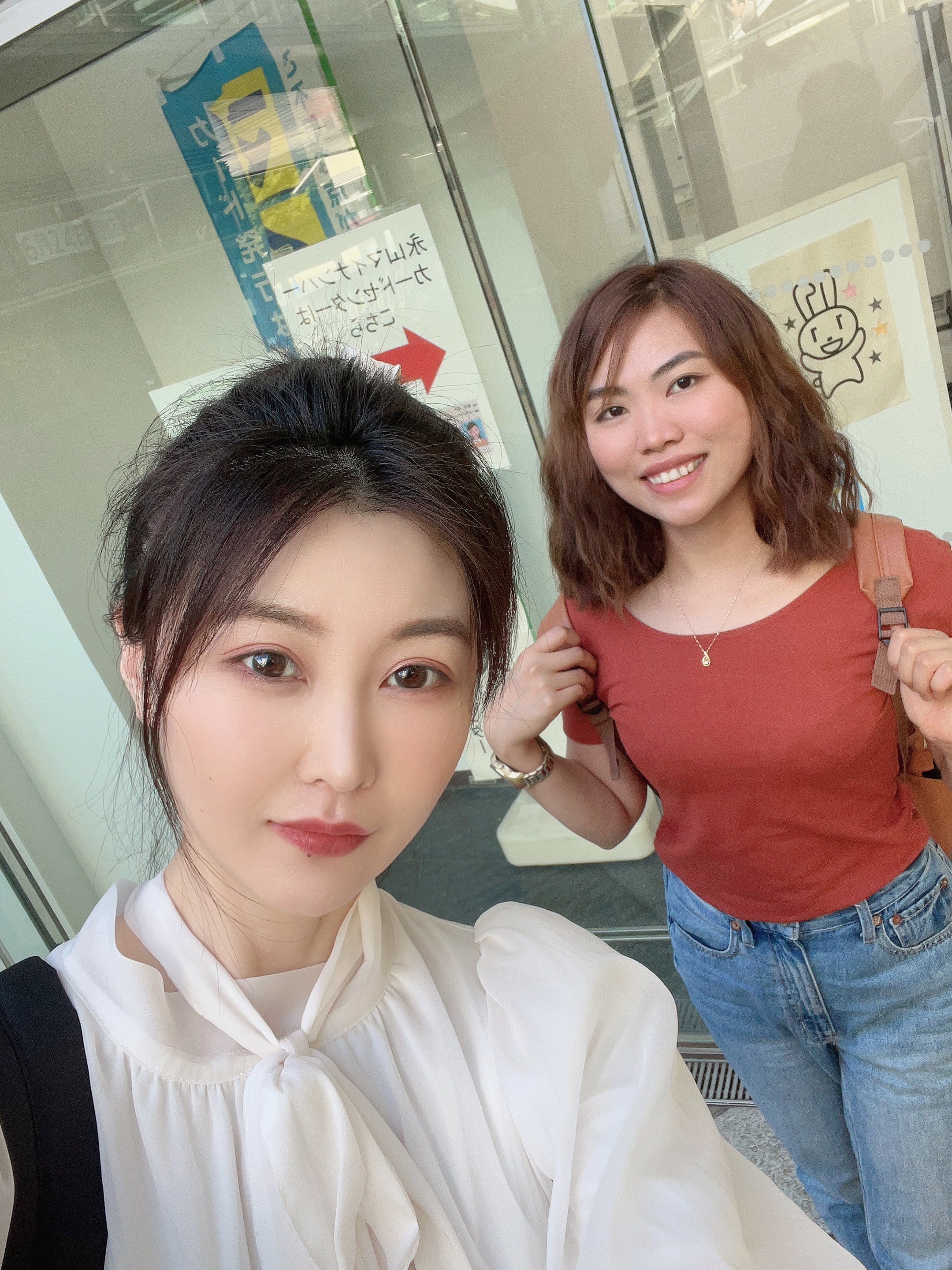 就業者と市役所へ申請に行く様子